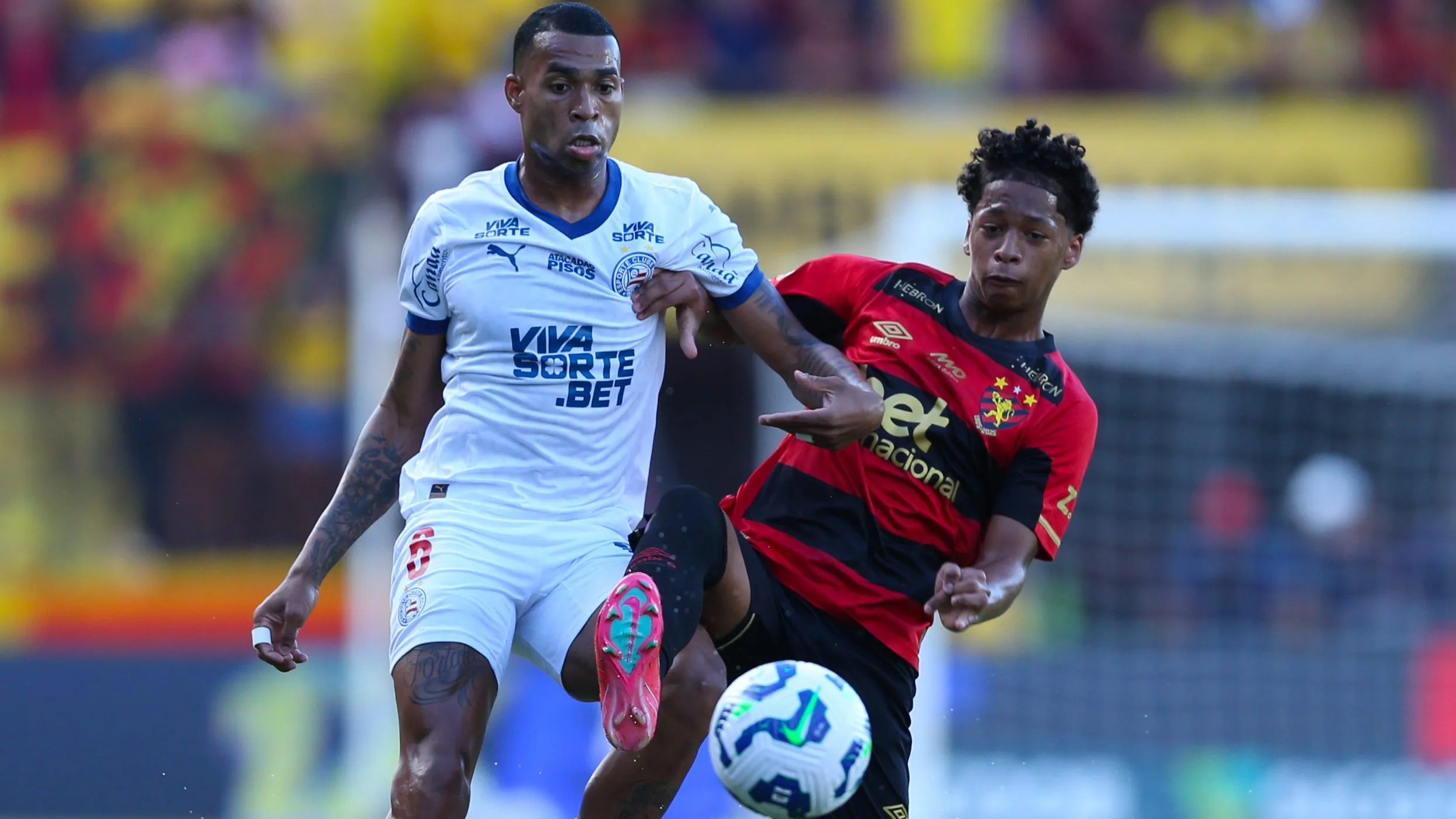 Jean Lucas e Ze Lucas disputam lance durante a partida entre Sport e Bahia no Estadio da Ilha do Retiro em Recife (PE), pelo Campeonato Brasileiro Serie A 2025. Foto: Marlon Costa/AGIF