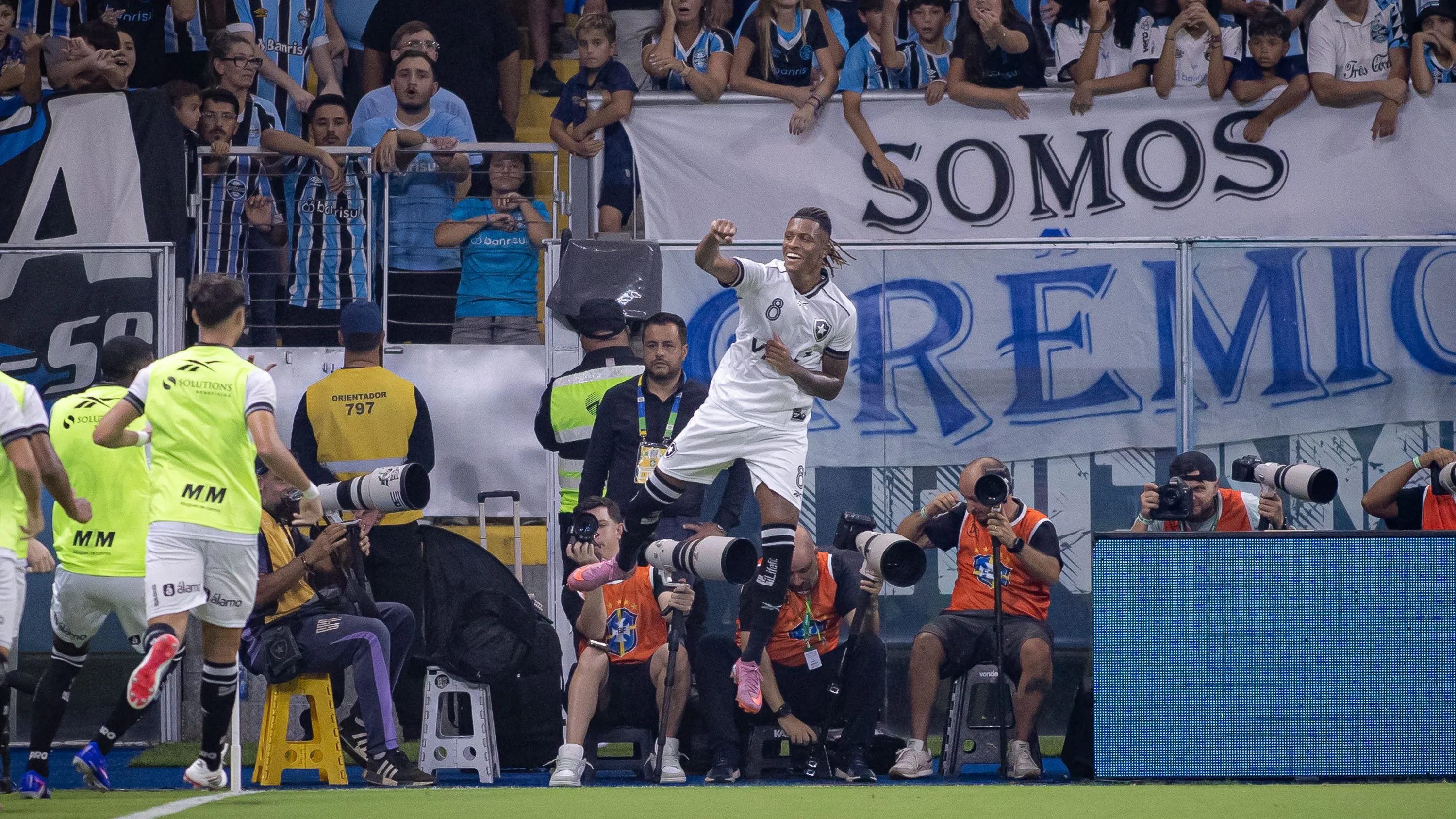 Danilo jogador do Botafogo comemora seu gol durante partida contra o Gremio no estadio Arena do Gremio pelo campeonato Brasileiro A 2026. Foto: Maxi Franzoi/AGIF