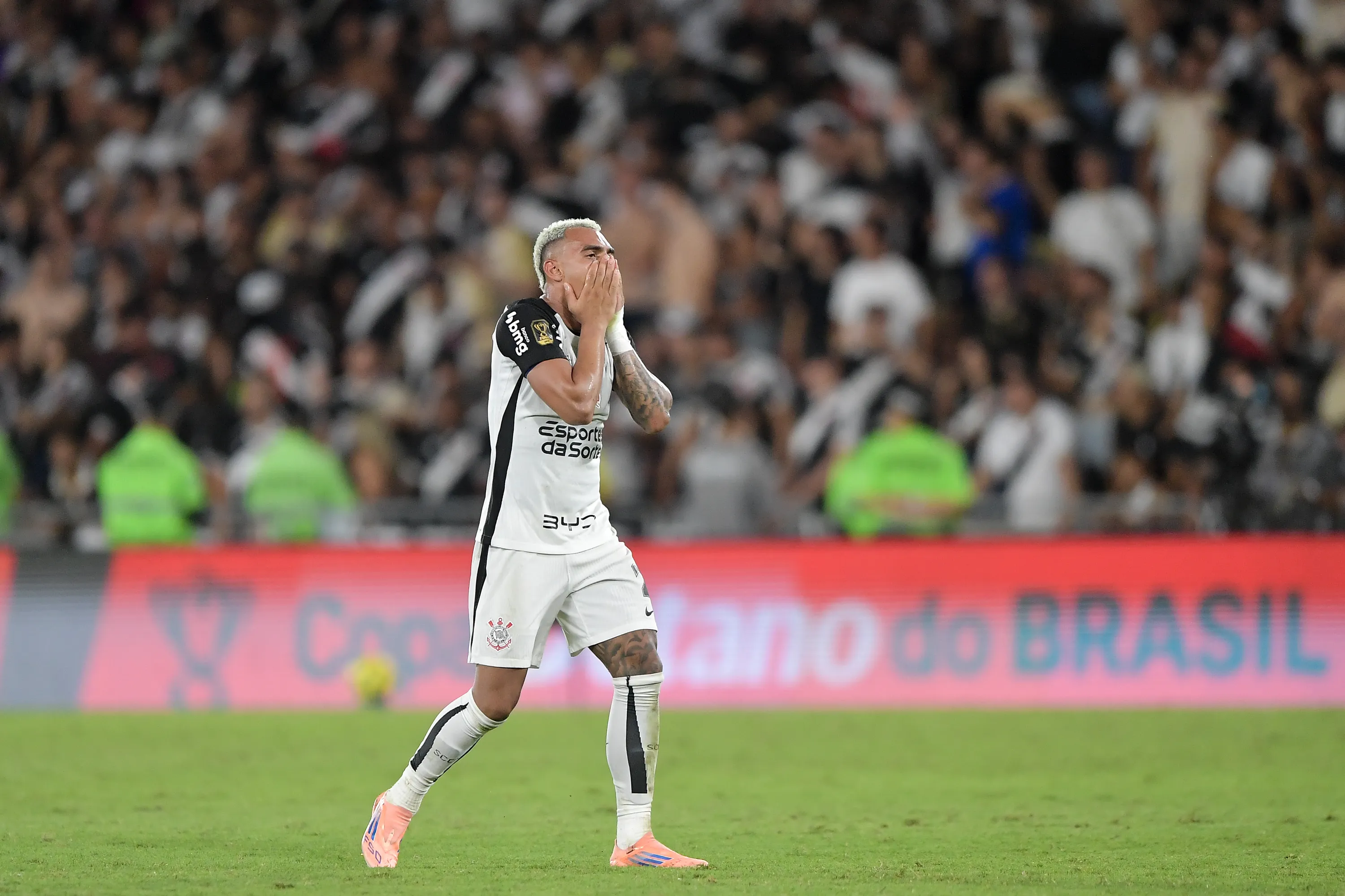 Matheuzinho jogador do Corinthians comemora vitória ao final da partida contra o Vasco. Foto: Thiago Ribeiro/AGIF