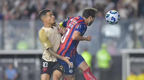 Philippe Coutinho jogador do Vasco disputa lance com Everton Ribeiro jogador do Bahia durante partida no estadio Sao Januario pelo campeonato Brasileiro A 2025. Foto: Thiago Ribeiro/AGIF
