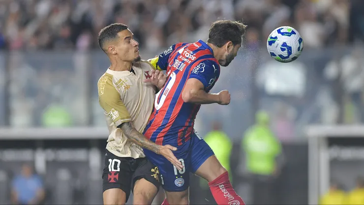 Philippe Coutinho jogador do Vasco disputa lance com Everton Ribeiro jogador do Bahia durante partida no estadio Sao Januario pelo campeonato Brasileiro A 2025. Foto: Thiago Ribeiro/AGIF