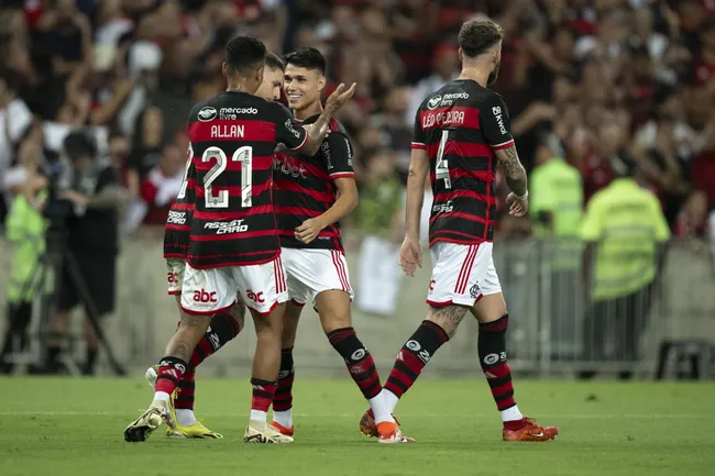 Allan vinha tendo pouco espaço com Filipe Luís. Foto: Jorge Rodrigues/AGIF