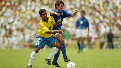 Albertini (D) em disputa de bola com Romário (E) na final da Copa de 1994