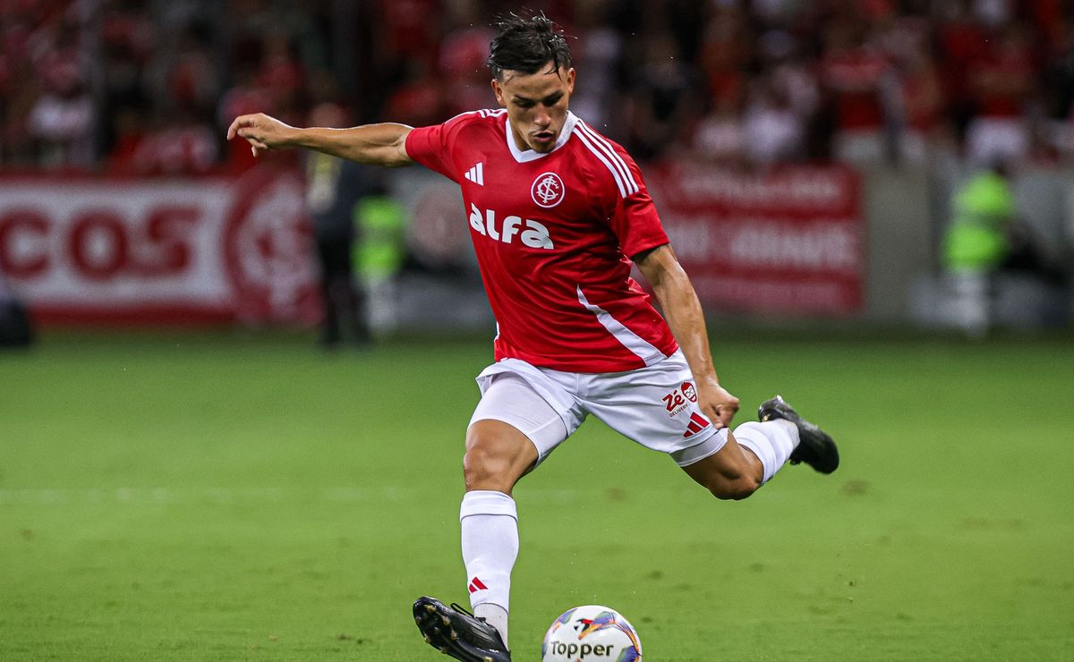 Internacional recusa Victor Luís e busca lateral para pressionar Bernabei após avaliação interna da diretoria