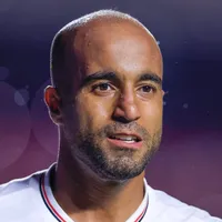 Lucas Moura comenta possibilidade de jogar em gramado sintético em 2026