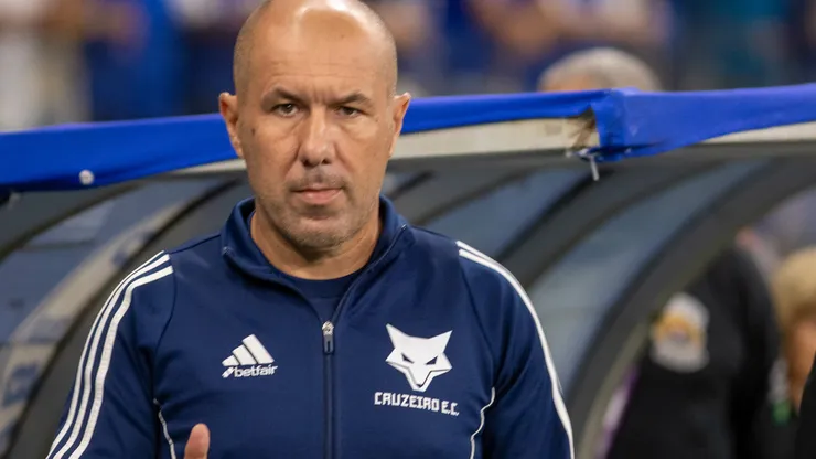 MG - BELO HORIZONTE - 04/12/2025 - BRASILEIRO A 2025, CRUZEIRO X BOTAFOGO - Leonardo Jardim tecnico do Cruzeiro durante partida contra o Botafogo no estadio Mineirao pelo campeonato Brasileiro A 2025. Foto: Fernando Moreno/AGIF