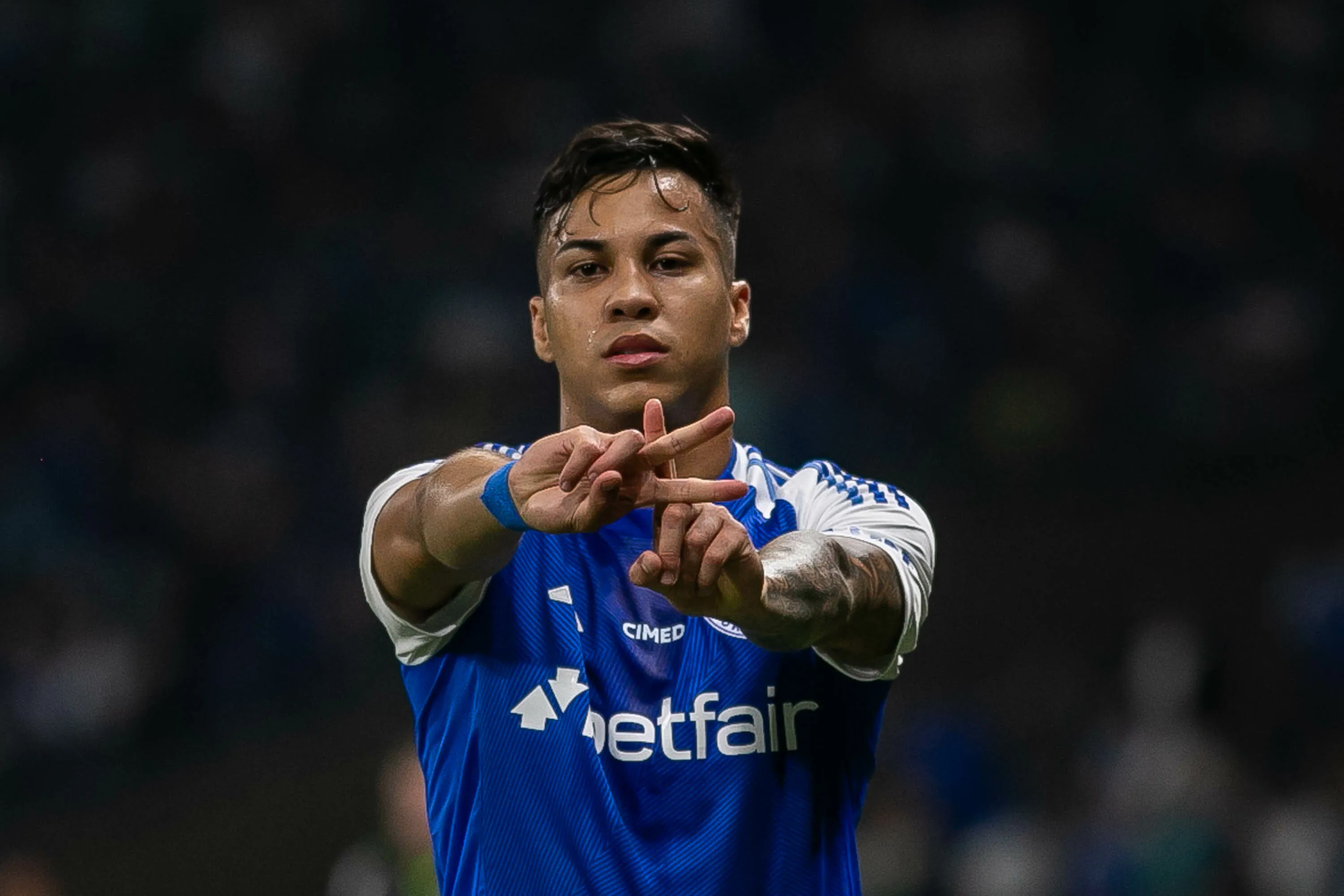 Kaio Jorge jogador do Cruzeiro comemora seu gol durante partida contra o Flamengo no estadio Mineirao pelo campeonato Brasileiro A 2025. Foto: Fernando Moreno/AGIF
