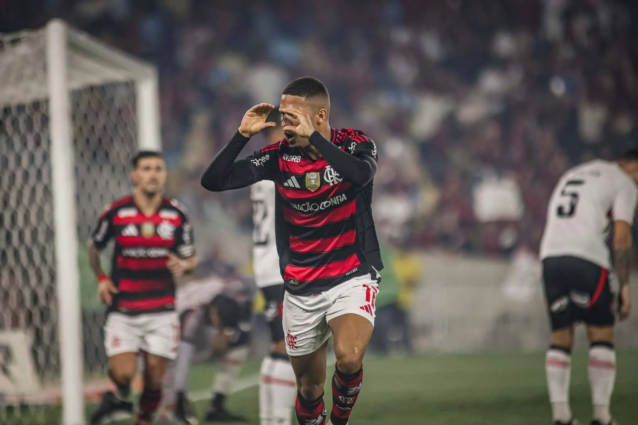 Samuel Lino balançou a rede contra o Vitória naquela oportunidade, anotando seu 1º gol com a camisa rubro-negra – Foto: IMAGO /&nbsp;Pera Photo Press