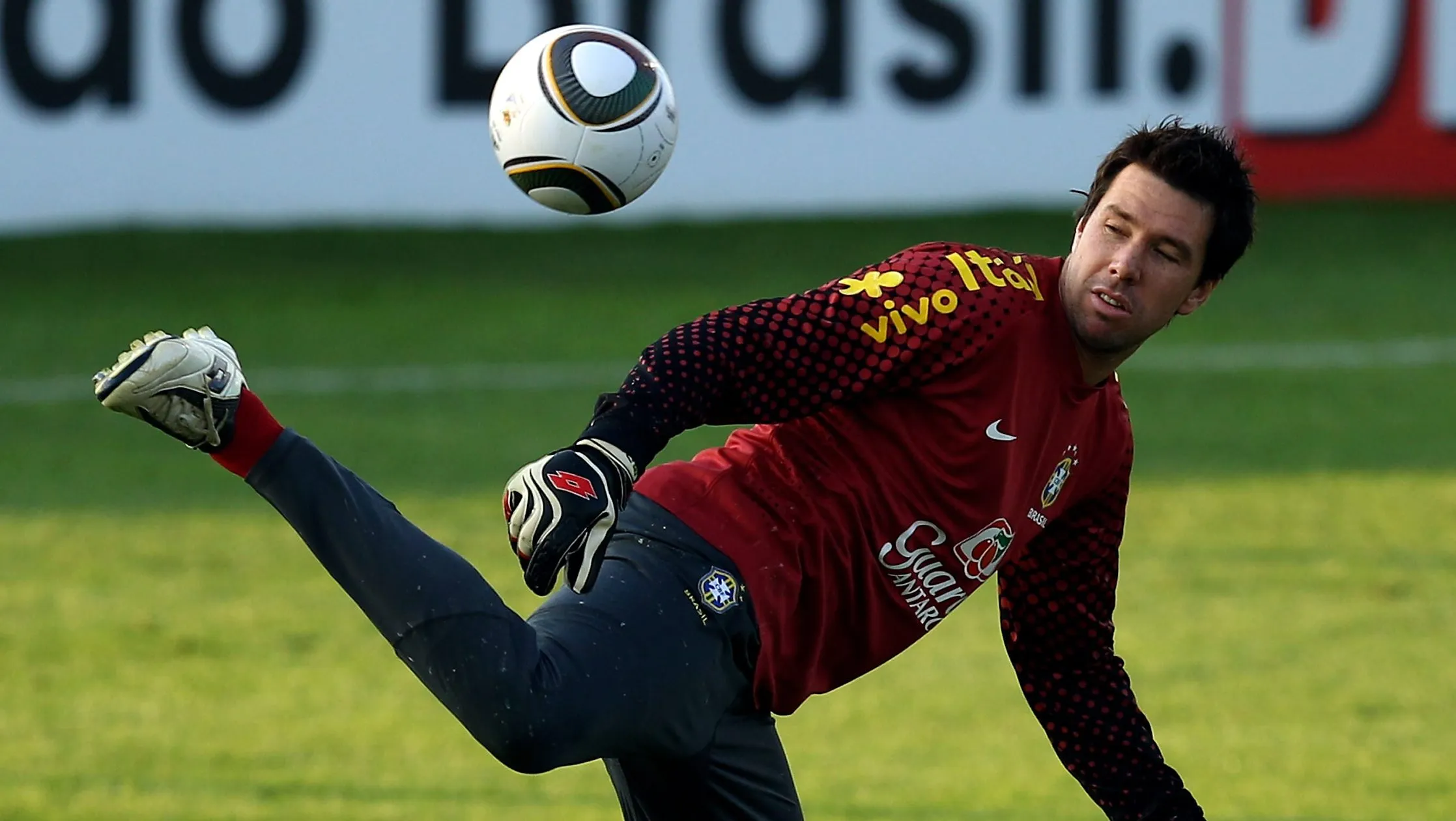 Doni em treinamento pela Seleção Brasileira.  (Photo by Richard Heathcote/Getty Images)