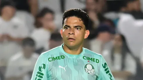 Bruno Rodrigues em campo durante jogo na Vila Belmiro.