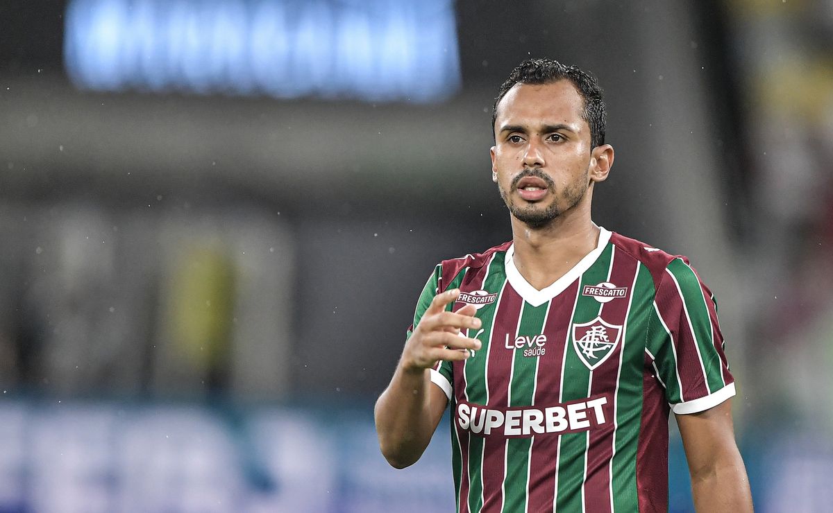 Fluminense oficializa empréstimo de meio-campista Lima para o América do México por um ano