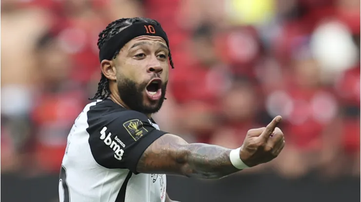 Depay durante partida da Supercopa do Brasil contra o Flamengo.