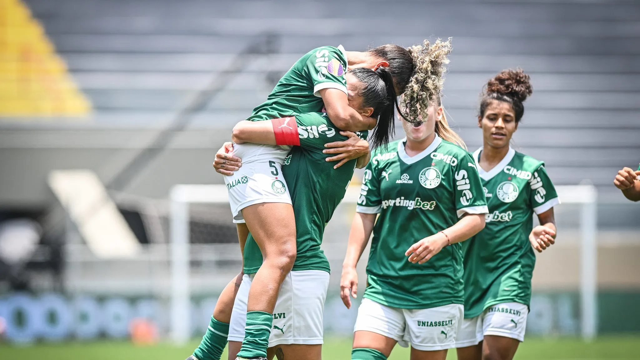 Jogadoras do Palmeiras celebram gol no Paulista Feminino