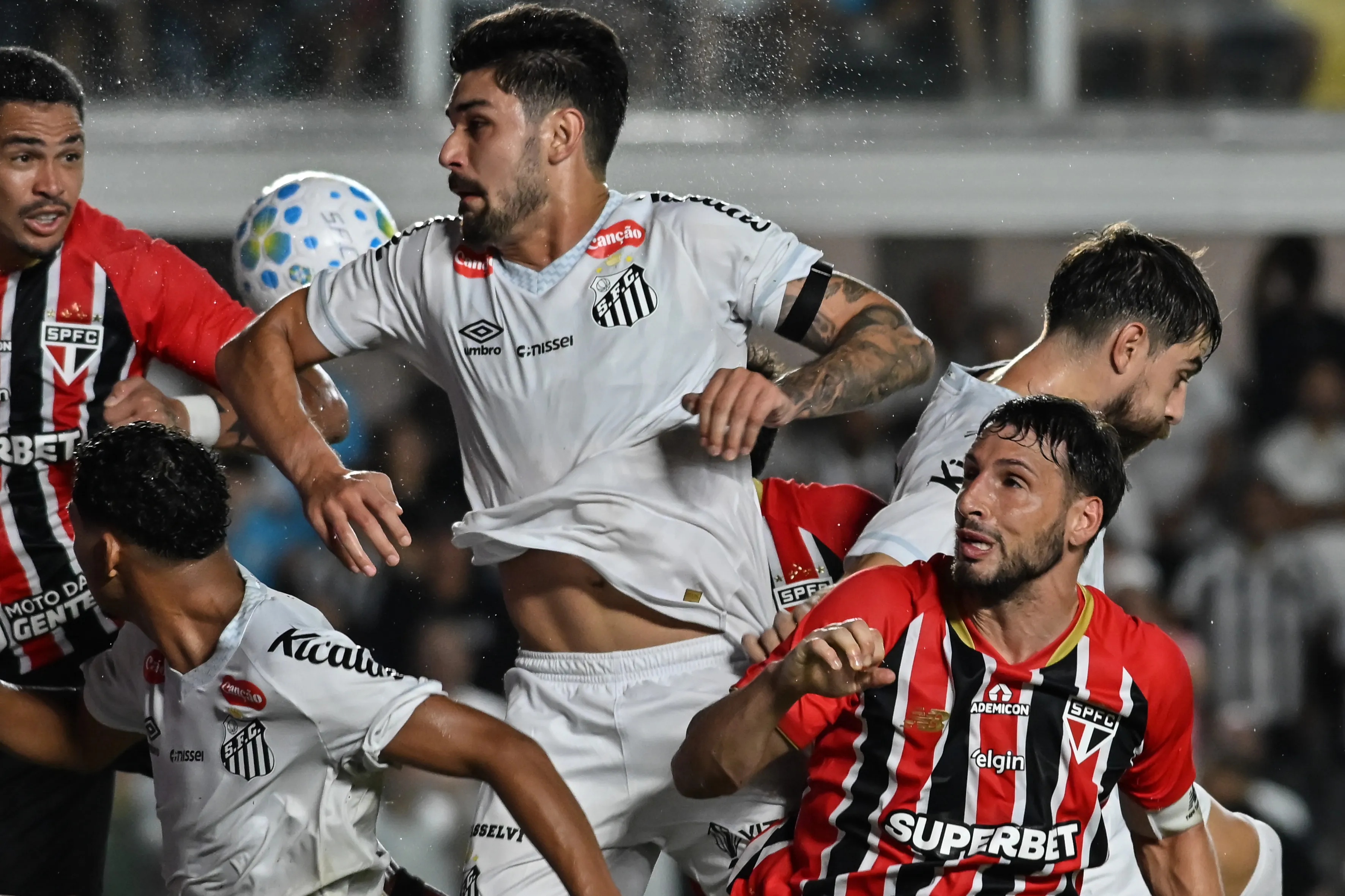 Zaga do Santos durante o clássico contra o São Paulo. Foto: Jota Erre/AGIF