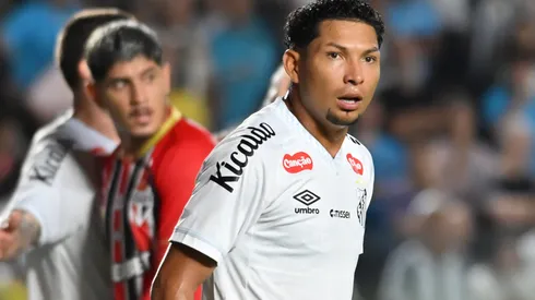 Rony é uma das esperanças do Santos contra o Athletico-PR – Foto: Jota Erre/AGIF
