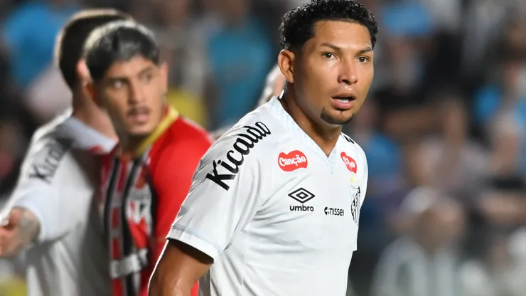 Rony é uma das esperanças do Santos contra o Athletico-PR - Foto: Jota Erre/AGIF