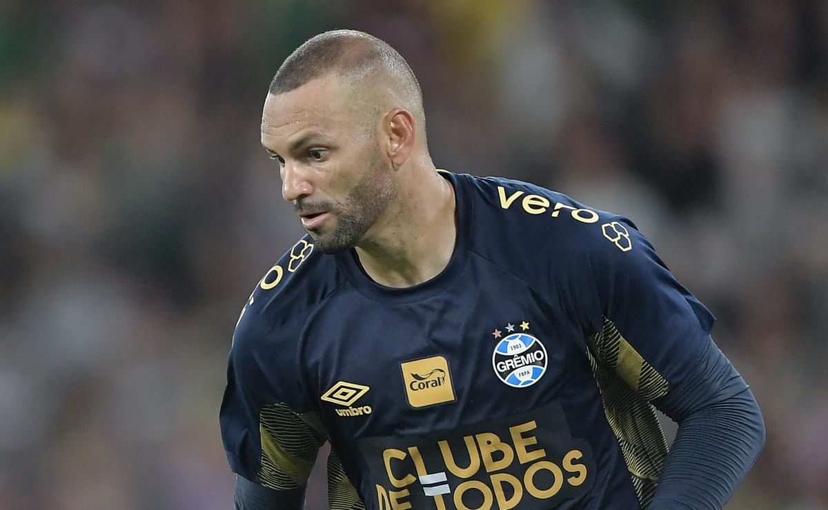 Fernando Prass faz análise sobre início do goleiro Weverton pelo Grêmio: “Isso já é complicado”