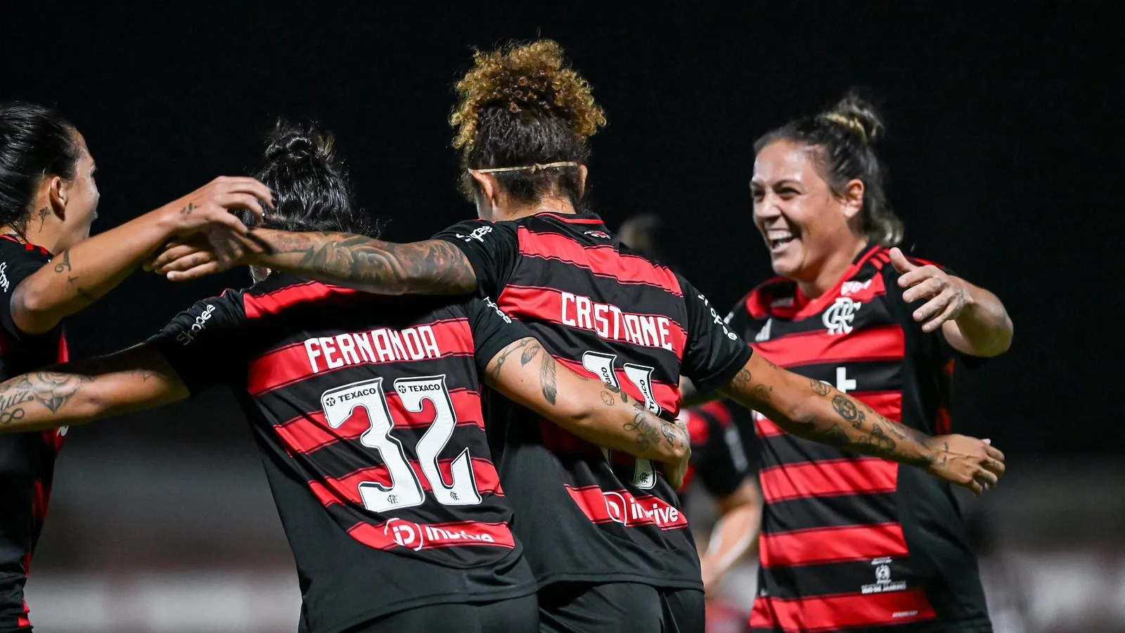 Jogadoras do Flamengo celebram gol pelo Brasileiro Feminino 2025
