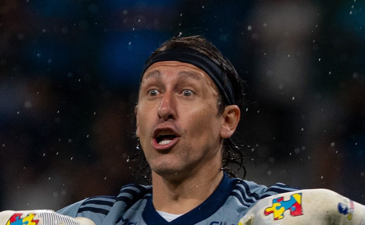 Cássio dedica vitória sobre o América-MG à diretoria do Cruzeiro após o jogo: “Ameniza um pouco”