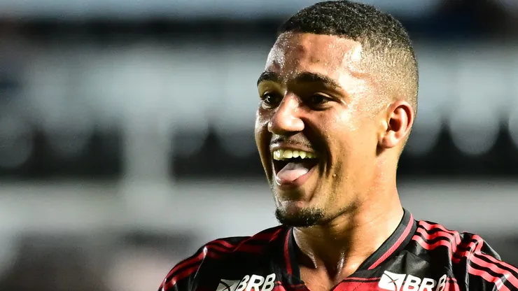 SP - SANTOS - 05/11/2025 - BRASILEIRO A 2025, SAO PAULO X FLAMENGO - Samuel Lino jogador do Flamengo comemora seu gol durante partida contra o Sao Paulo no estadio Vila Belmiro pelo campeonato Brasileiro A 2025. Foto: Jota Erre/AGIF