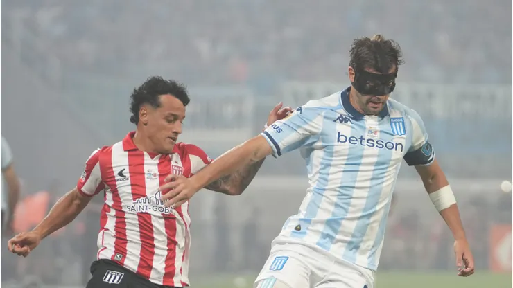 Santiago Sosa, meio-campista argentino do Racing - Foto: Joaquín Camiletti/Getty Images