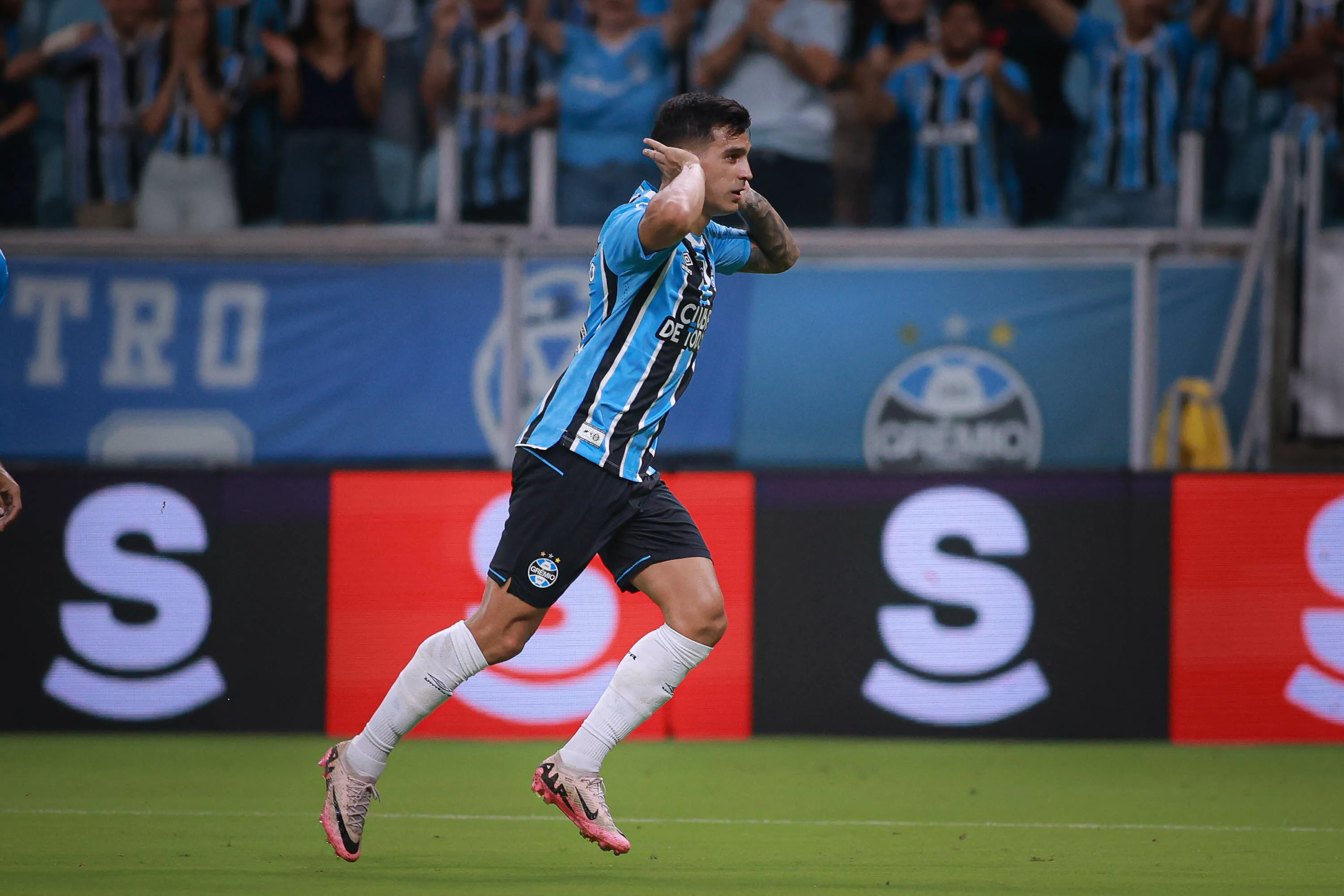 Cristaldo comemora gol pelo Grêmio. Foto: Maxi Franzoi/AGIF