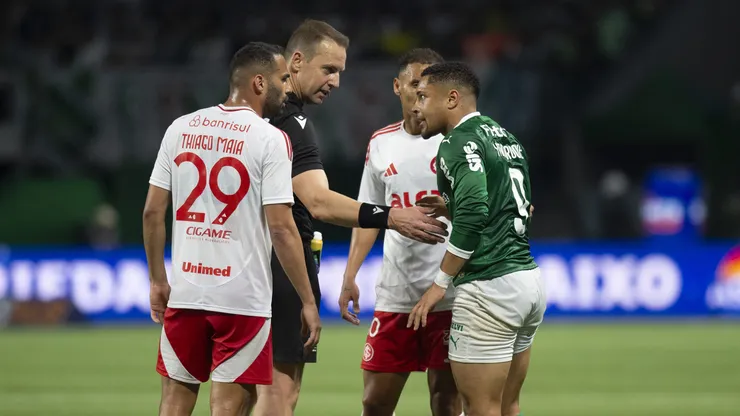 Vitor Roque jogador do Palmeiras reclama com a arbitragem durante partida contra o Internacional no estadio Arena Allianz Parque pelo campeonato Brasileiro A 2025. Foto: Anderson Romao/AGIF