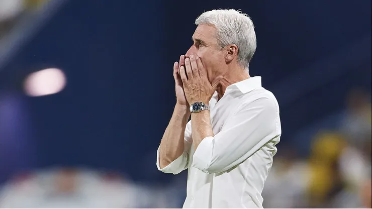 Luís Castro, técnico do Al-Nassr em partida pelo campeonato árabe (Foto: Adam Nurkiewicz/Getty Images)