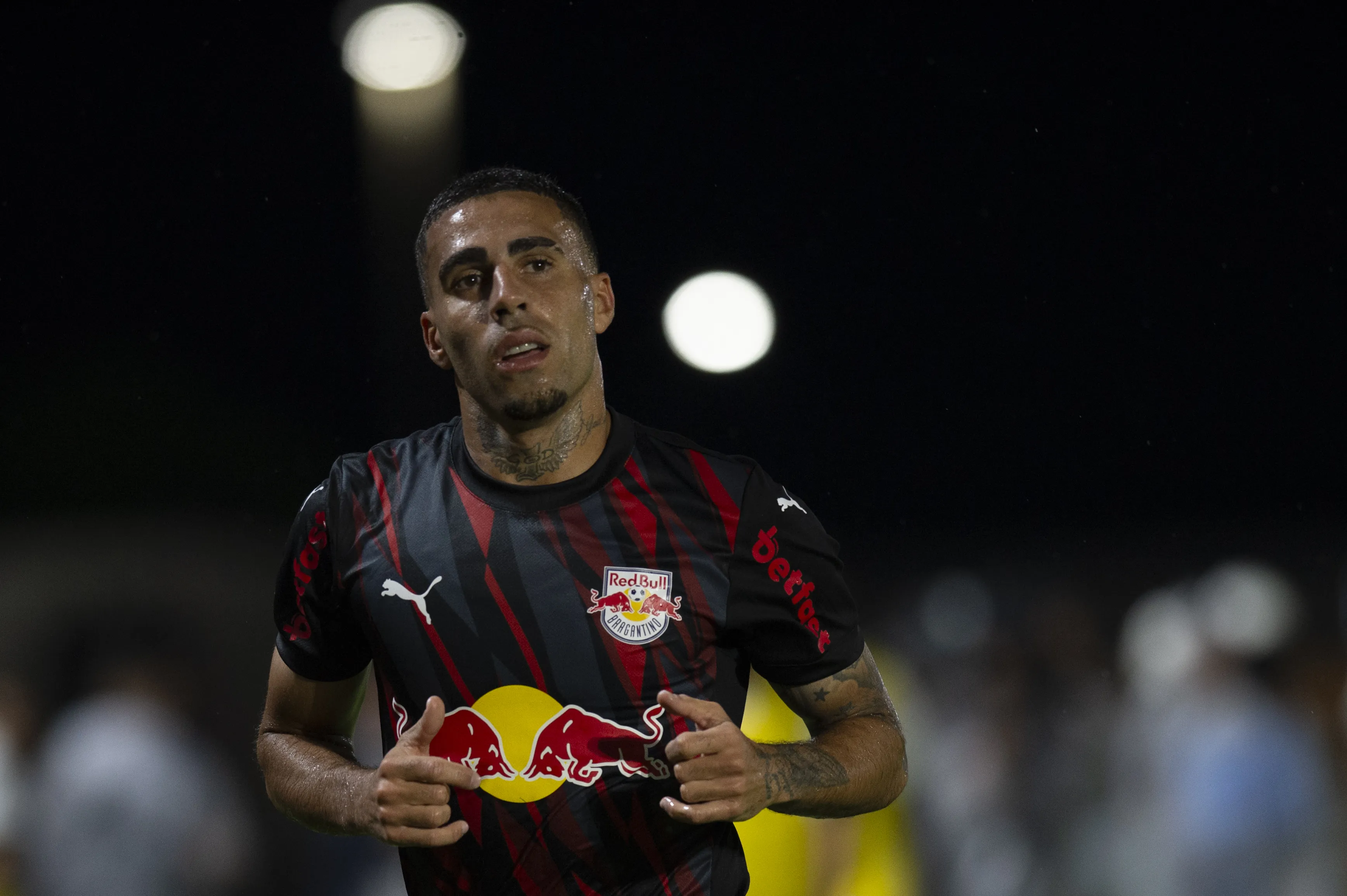 Gabriel jogador do Bragantino durante partida contra o Atlético. Foto: Anderson Romao/AGIF