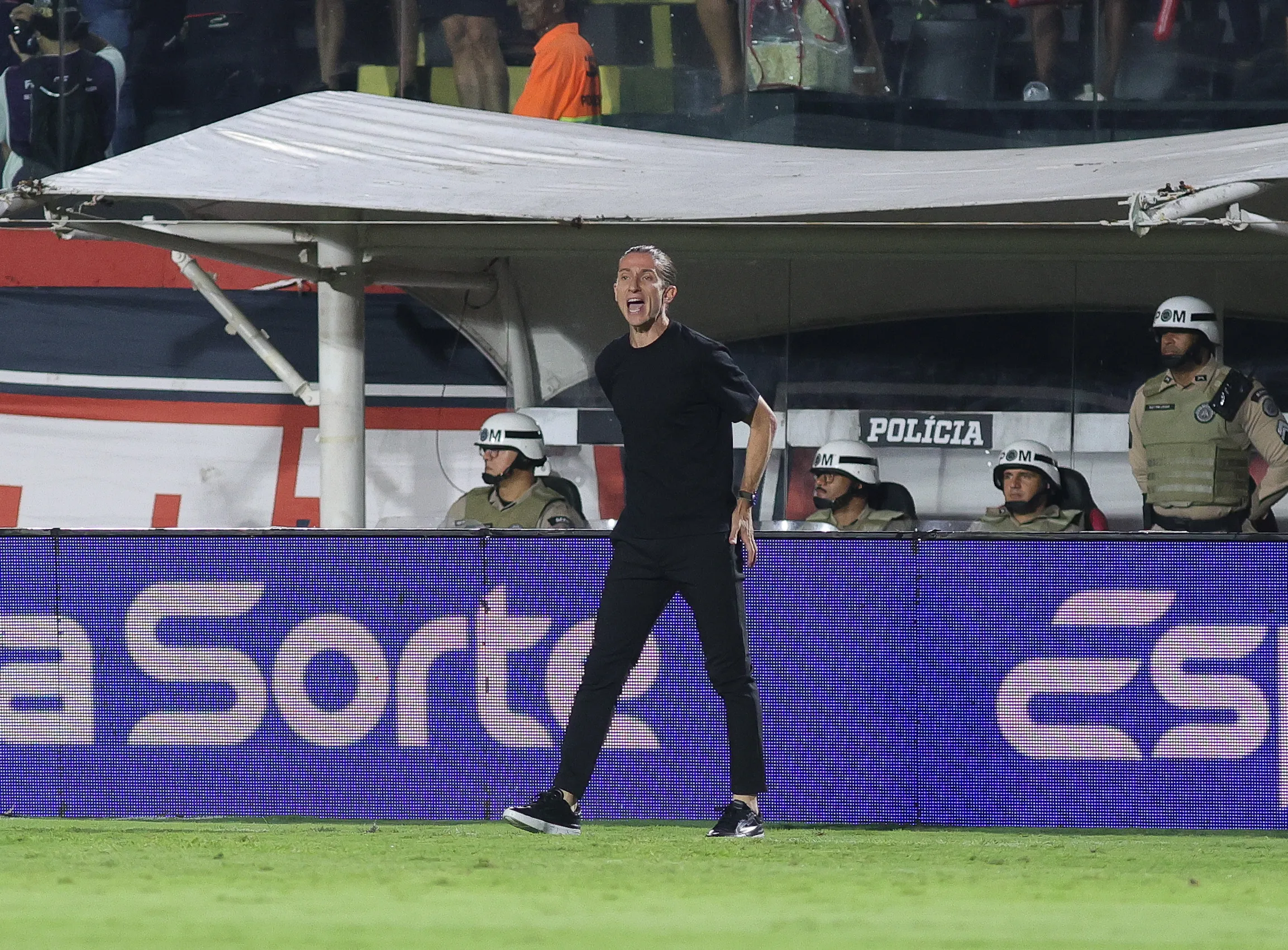 Filipe Luís técnico do Flamengo durante partida contra o Vitoria. Foto: Marcio Jose/AGIF