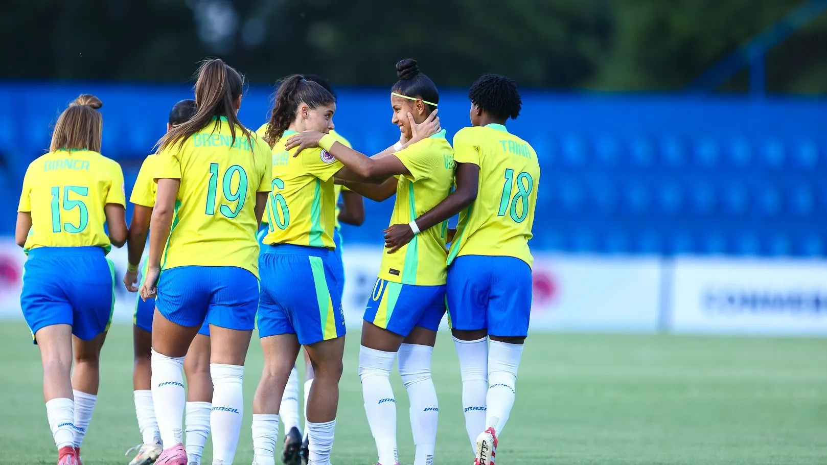 Clarinha e Vitorinha celebram o primeiro gol do Brasil na goleada