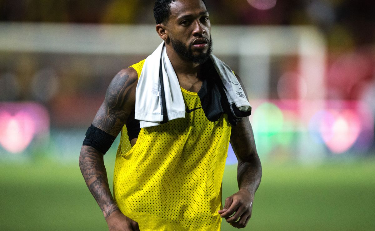 Corinthians aciona jurídico no caso Martínez após lesão grave e atraso na reapresentação do volante