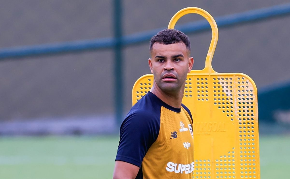 Alisson tem virose, fica fora contra o Coritiba e tenta recuperar espaço com Crespo no São Paulo