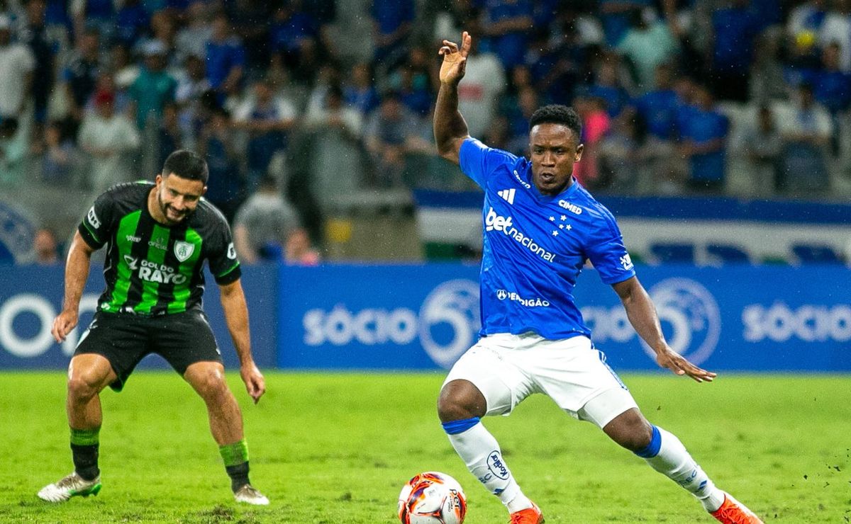 Cruzeiro projeta mais minutos para Luis Sinisterra após retorno e mira disputa por titularidade no ataque