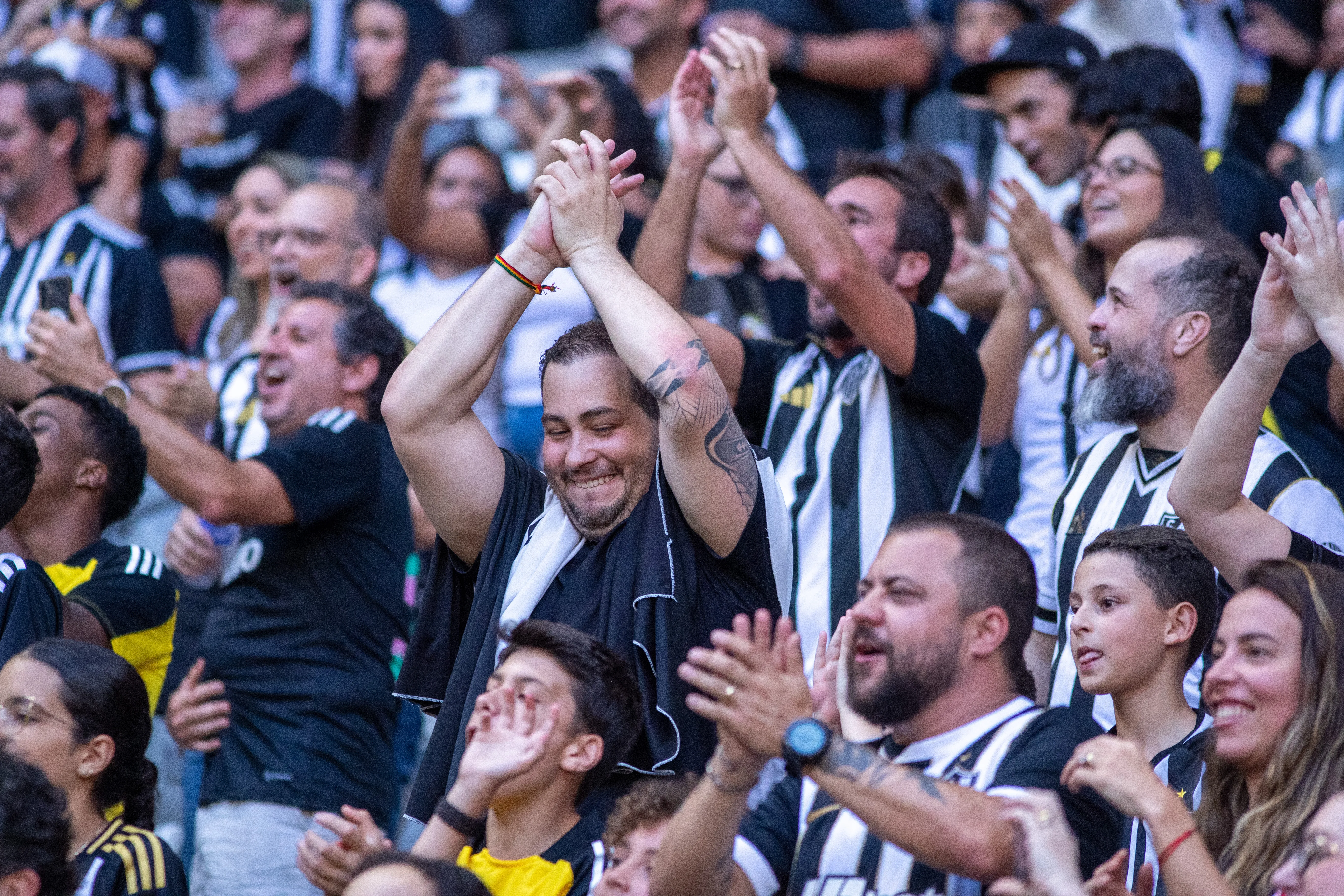 MG – BELO HORIZONTE – 11/01/2026 – MINEIRO 2026, ATLETICO-MG X BETIM – Torcida do Atletico-MG durante partida contra Betim no estadio Arena MRV pelo campeonato Mineiro 2026. Foto: Fernando Moreno/AGIF