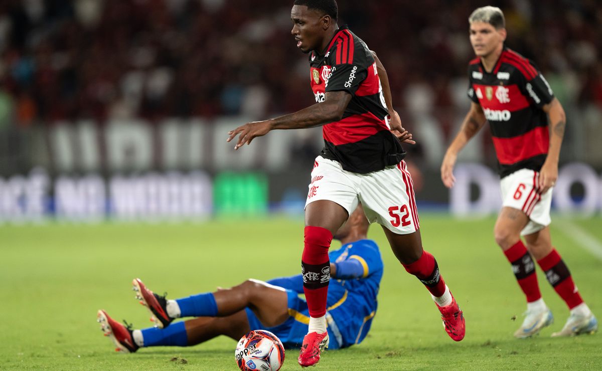 Flamengo blinda Evertton Araújo após críticas, e Filipe Luís reforça confiança no jovem para sequência