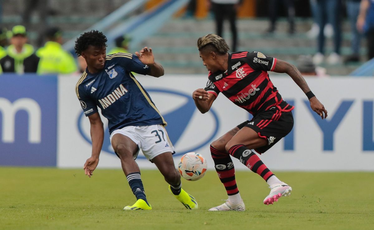 Botafogo anuncia Jhoan Hernández, lateral-esquerdo colombiano de 19 anos que pode ser opção para Anselmi em 2026