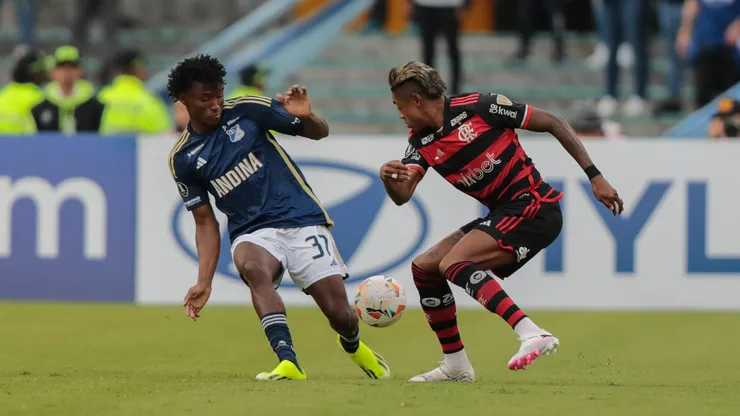 Jhoan Hernández em partida contra o Flamengo pela Libertadores de 2024. (Photo by Andres Rot/Getty Images)