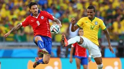Pinilla (E) em lance com Luiz Gustavo (D) na Copa 2014
