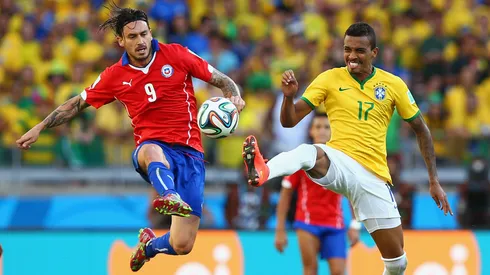 Pinilla (E) em lance com Luiz Gustavo (D) na Copa 2014

