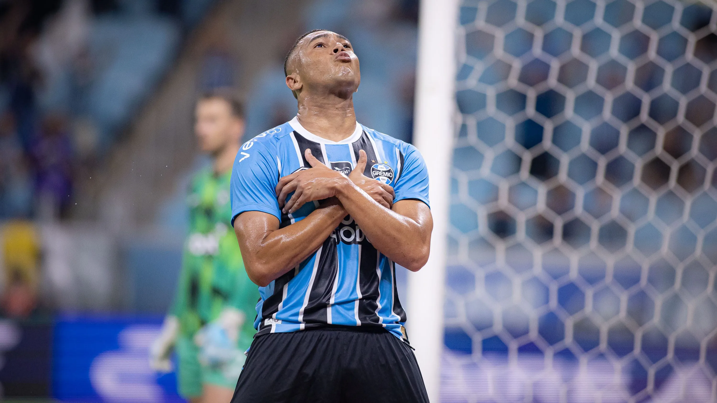 Carlos Vinícius está se destacando - Foto: Maxi Franzoi/AGIF.