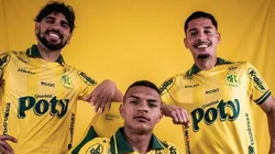 Daniel Borges, Negueba e Neto Moura com o novo uniforme do Mirassol para a temporada 2026 — Foto: Pedro Zacchi/Agência Mirassol