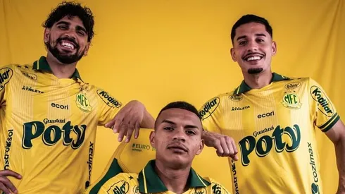 Daniel Borges, Negueba e Neto Moura com o novo uniforme do Mirassol para a temporada 2026 — Foto: Pedro Zacchi/Agência Mirassol
