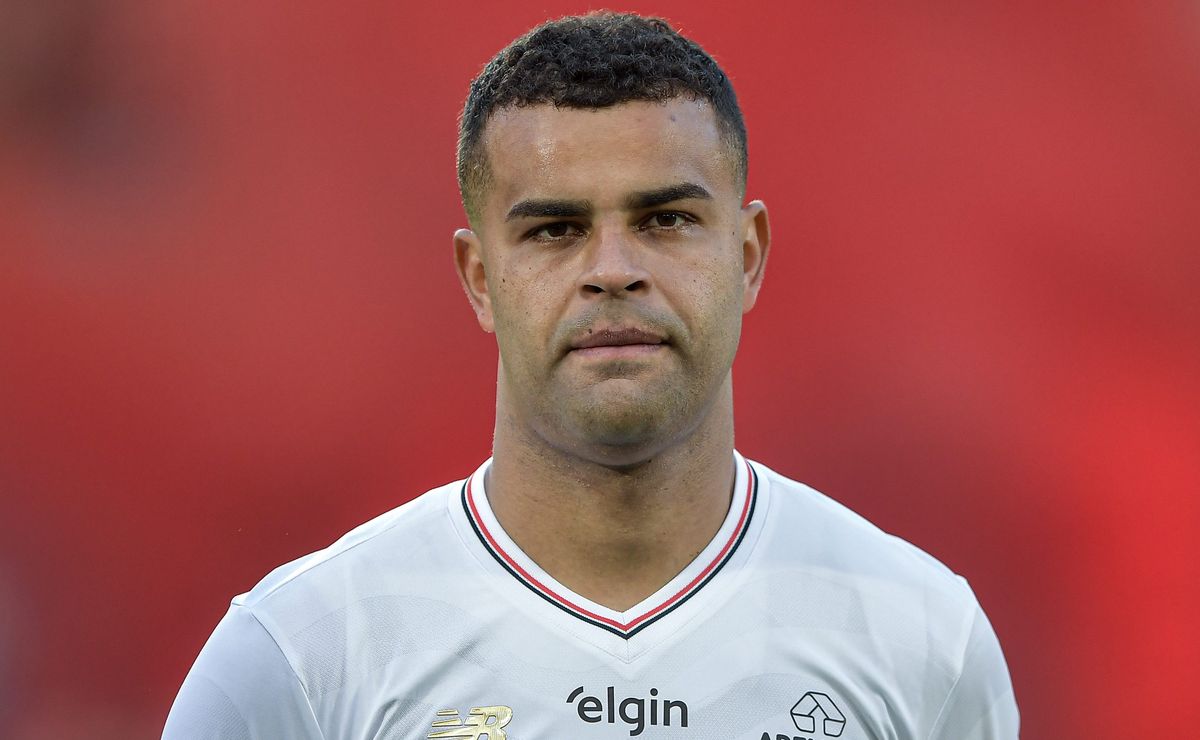 Vasco acerta detalhes finais com redução salarial e encaminha contratação de Alisson, do São Paulo