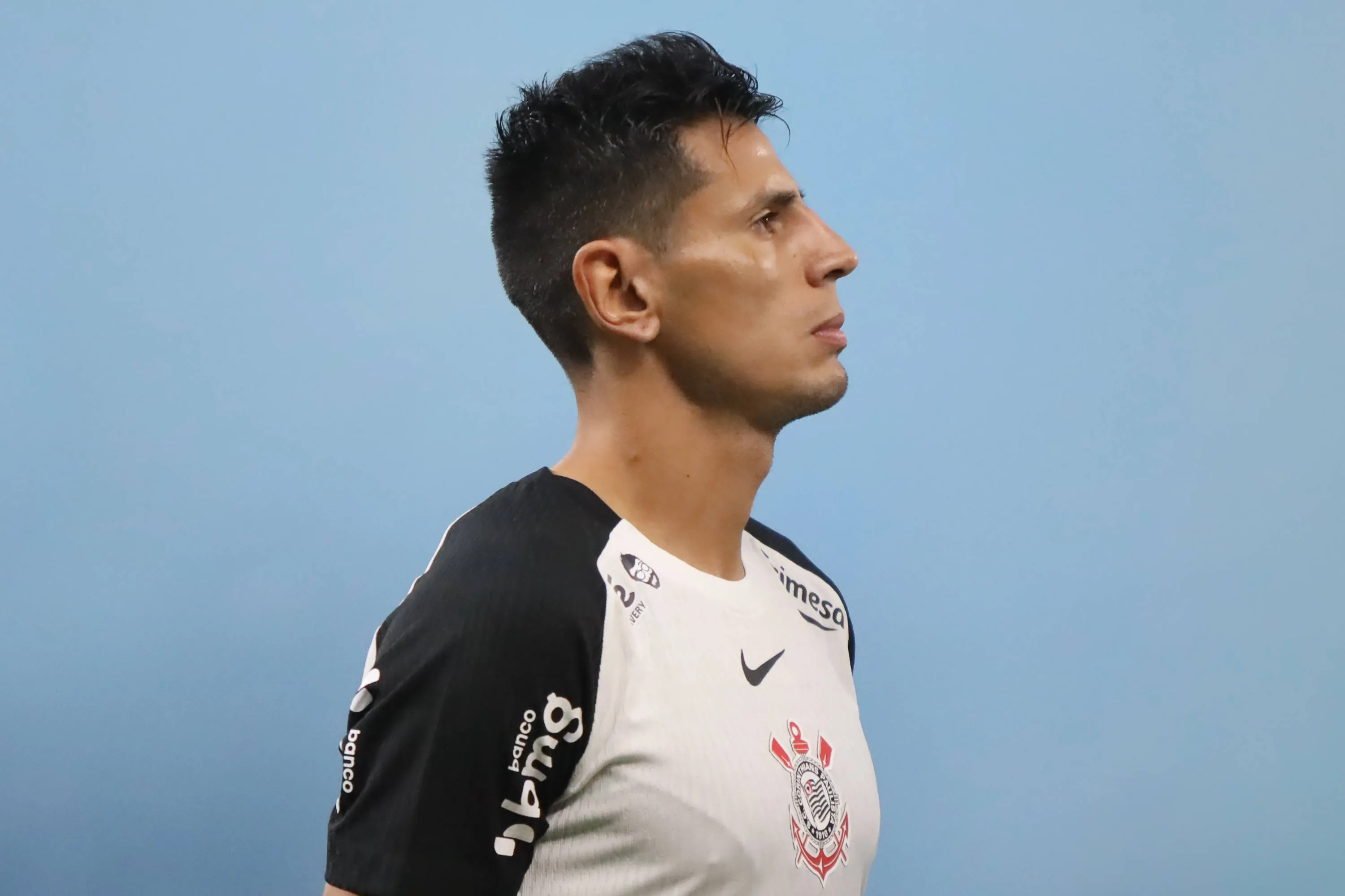 Lateral-esquerdo já está regularizado no BID e pode reforçar elenco de Dorival Jr contra Bragantino – Foto: Allan Calisto/Fotoarena