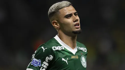 Andreas Pereira foi flagrado "estragando" o gramado.
