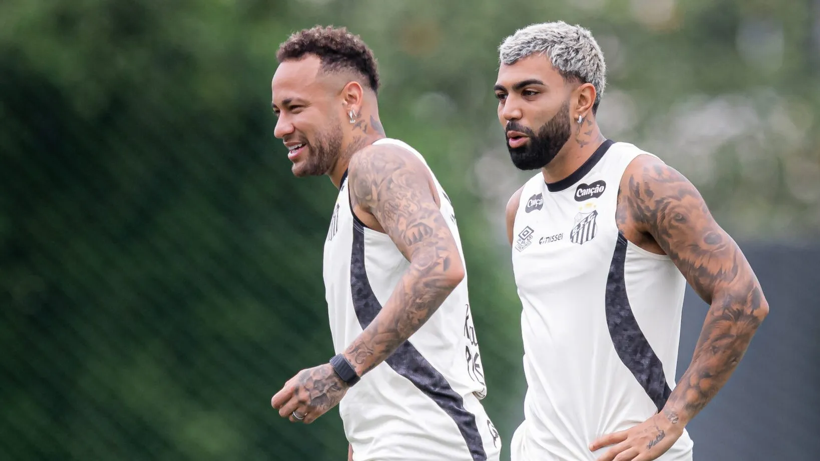 Neymar e Gabigol estão fora contra o Athletico-PR por causa do gramado sintético em Curitiba – Foto: Raul Baretta/Santos FC