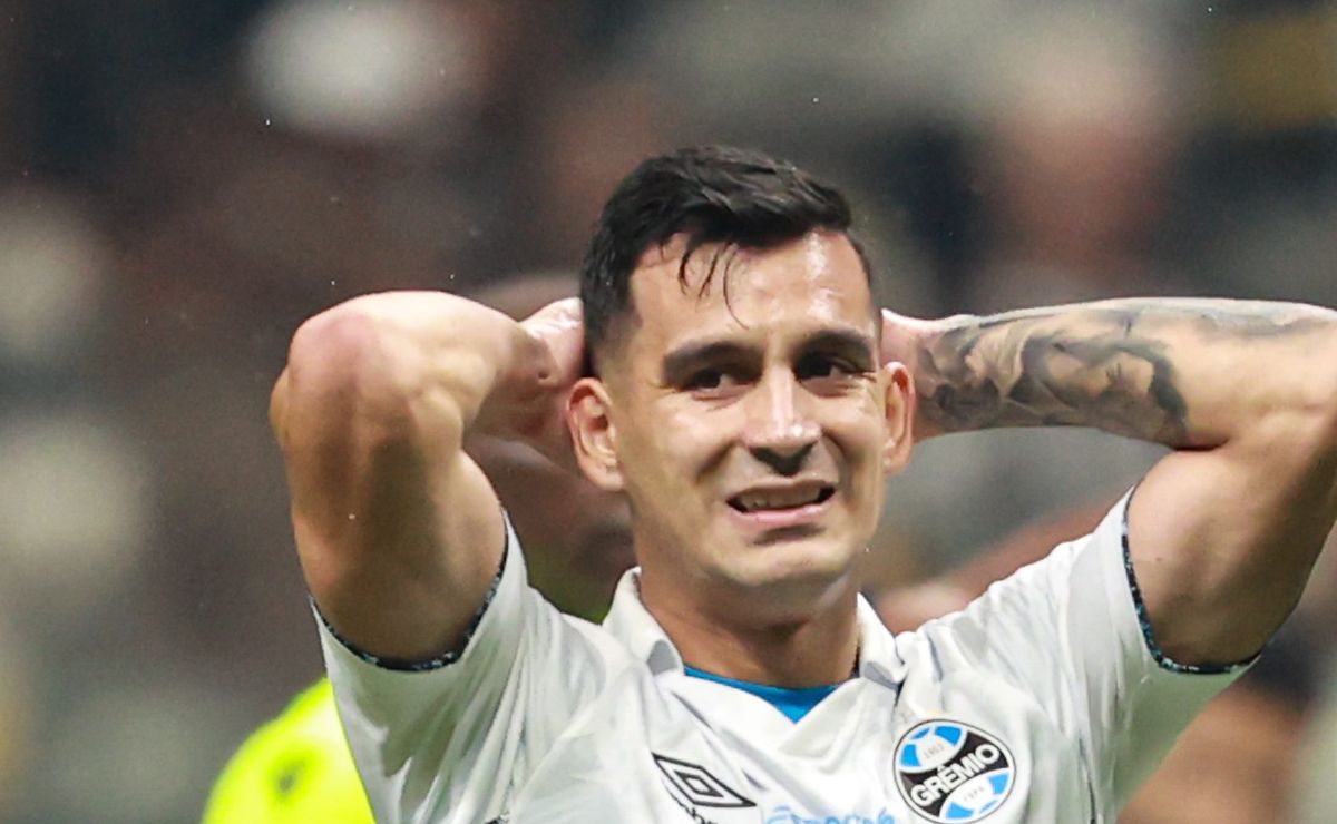 Grêmio decide mandar meia embora e tenta convencer Cristaldo a aceitar oferta do Toronto