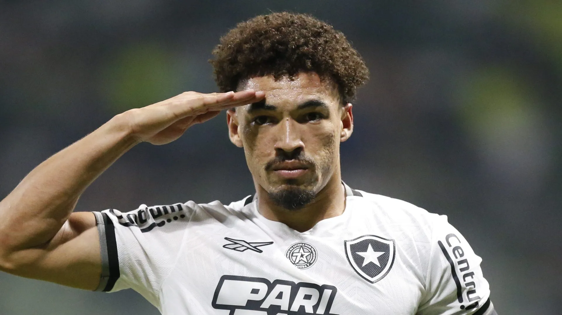 Adryelson, zagueiro do Botafogo em partida pelo campeonato brasileiro (Foto: Miguel Schincariol/Getty Images)