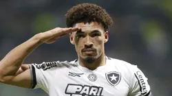 Adryelson, zagueiro do Botafogo em partida pelo campeonato brasileiro (Foto: Miguel Schincariol/Getty Images)